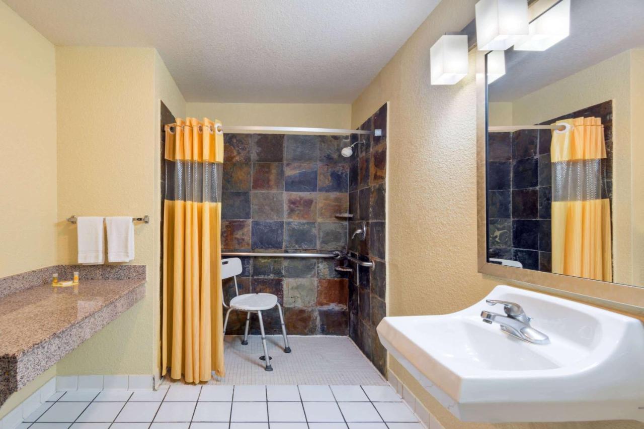 Days Inn By Wyndham Near Seaworld San Antonio Extérieur photo