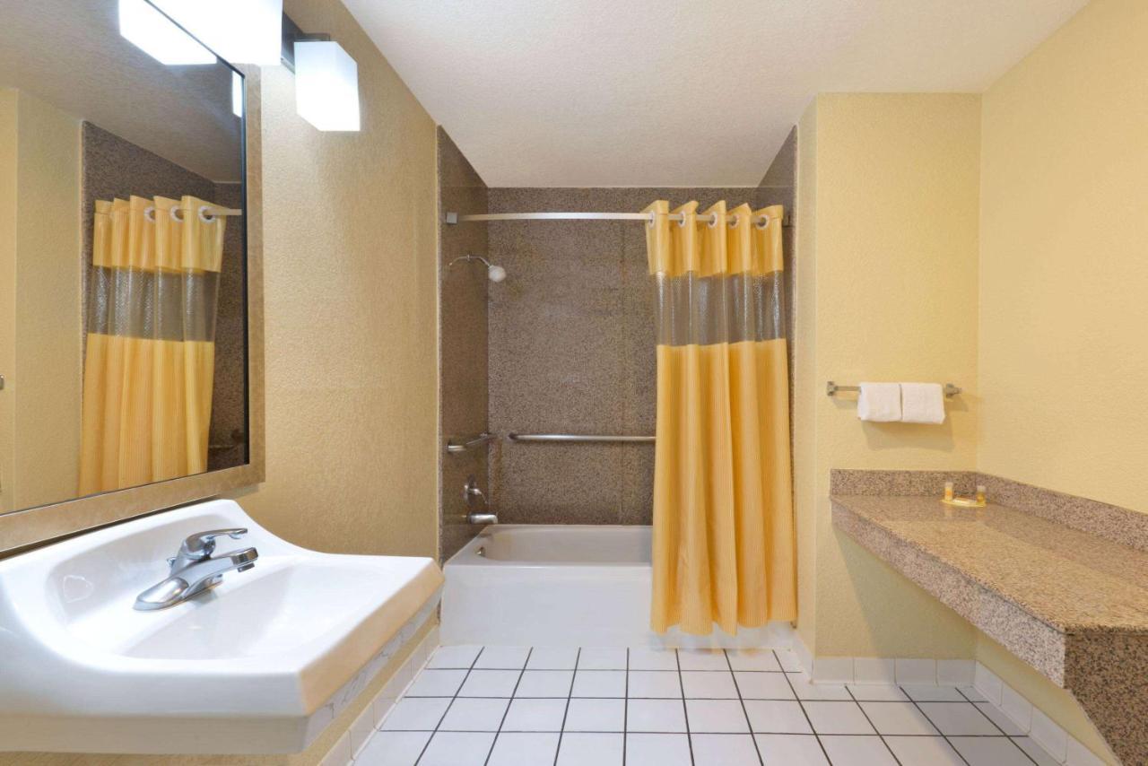 Days Inn By Wyndham Near Seaworld San Antonio Extérieur photo