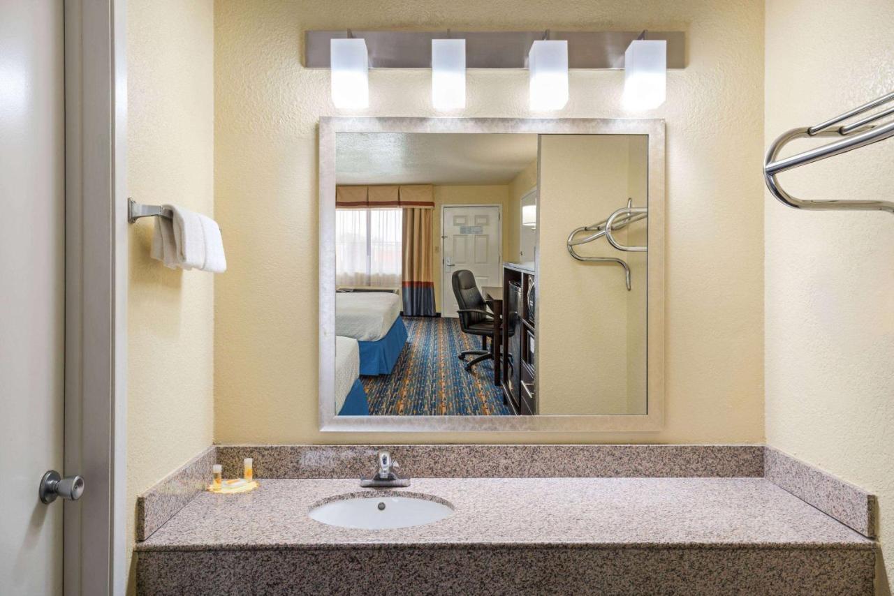 Days Inn By Wyndham Near Seaworld San Antonio Extérieur photo