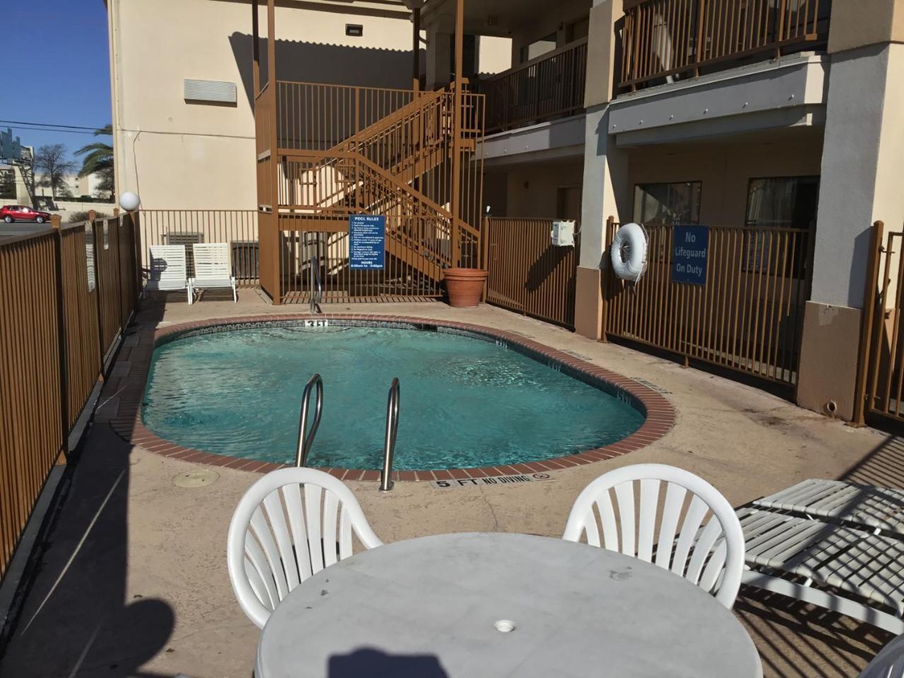 Days Inn By Wyndham Near Seaworld San Antonio Extérieur photo